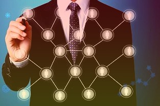 这家科技巨头在实体零售战略方面进行的更广泛转变的部分举措